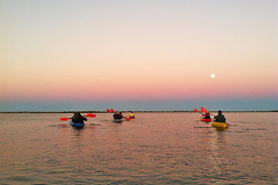Moonrise kayaking at Felix Neck