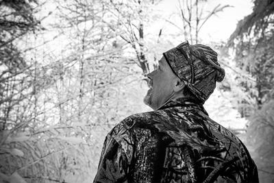 Man looking up during winter hike © Nicole Nelson 750