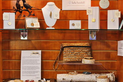 Jewelry case inside Trailside's gift shop © Leslie Gomes