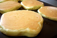 Pancakes on griddle © Kanko (via Wikimedia)
