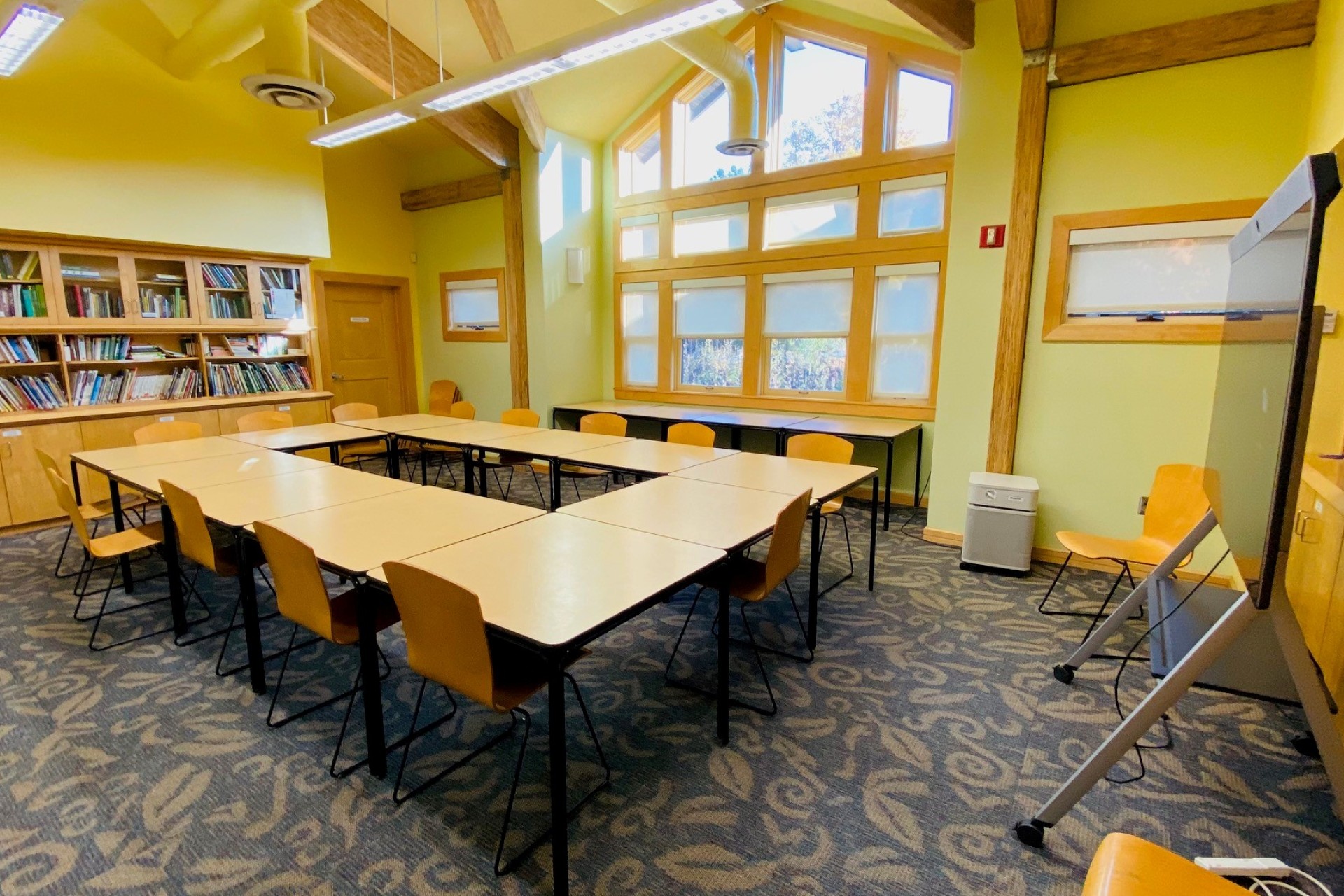 Rentable room with table and chairs