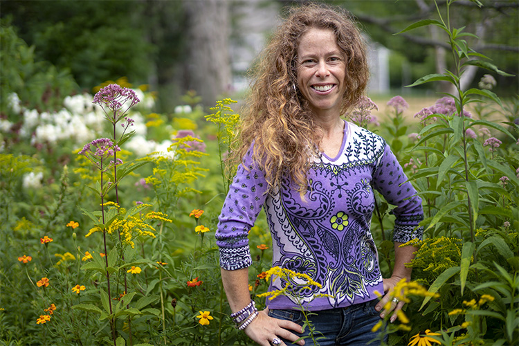 Suzan Bellincampi in garden © Tim Johnson